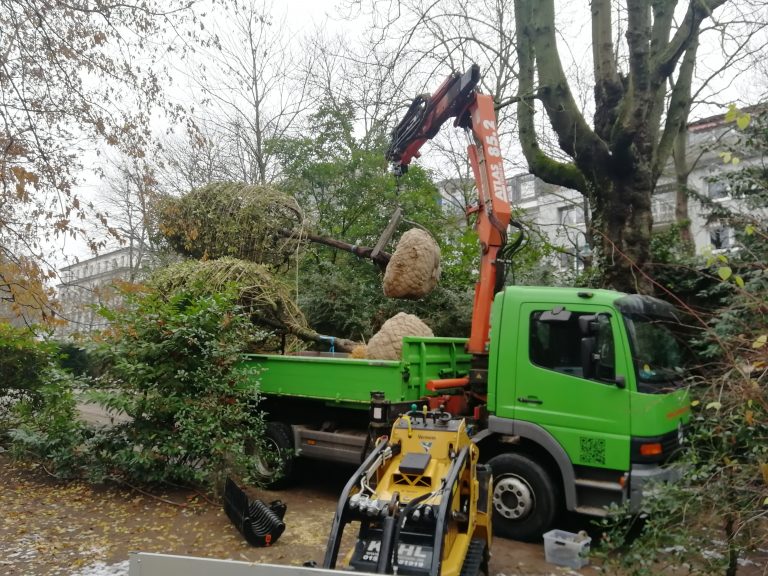 Umladearbeiten vom Sattelzug in den Garten.