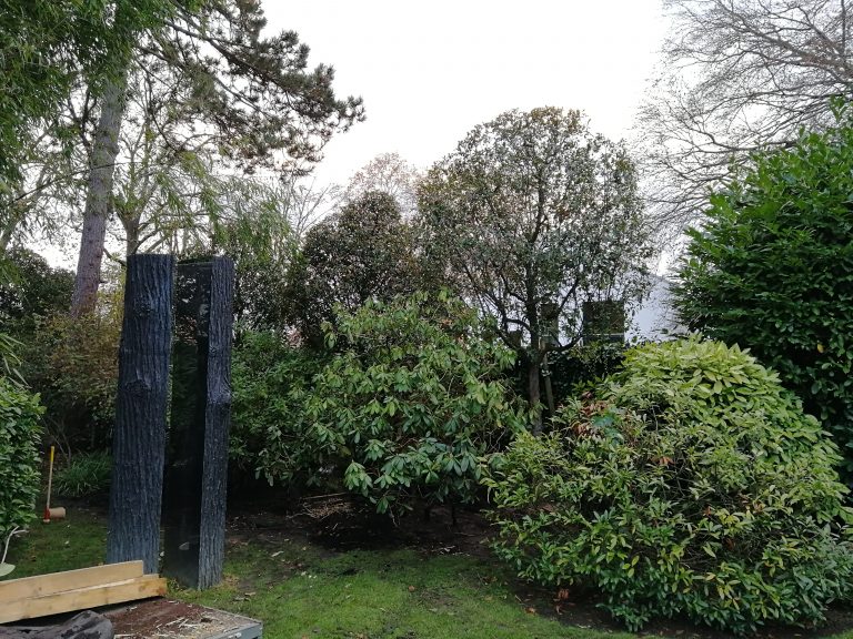 Fertige Anpflanzung mitsamt großen Rhododendron im Vordergrund.