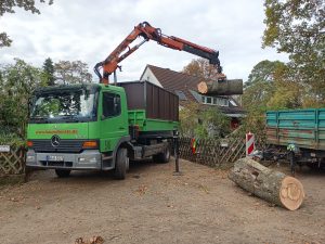 Verladearbeit mit Kran.